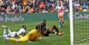 El nigeriano sigue ilusionando a la afición de Mestalla. En Vallecas, con suspense, volvió a marcar un gol y le dio un punto a su equipo. Su conexión con Diego López mete miedo a los rivales.