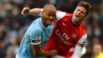 Kompany pelea con Giroud en el City-Arsenal. Ambos equipos son posibles rivales hoy.