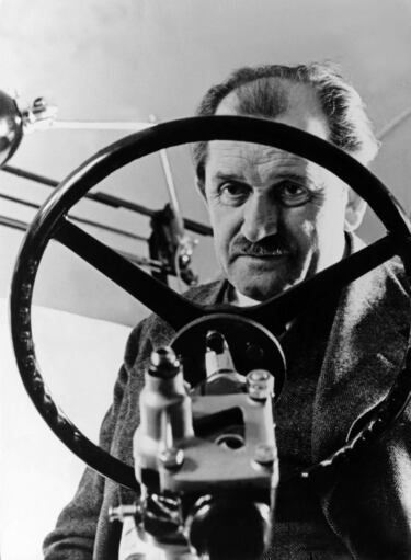 Ferdinand Porsche (1875-1951) fue un ingeniero automovilístico austro-bohemio, checoslovaco y alemán, fundador junto a su hijo Ferry Porsche de Porsche AG en 1931. Trabajó en la división austriaca de Daimler y ascendió hasta director en 1916, en medio de la I Guerra Mundial. En 1923 se traslada a Stuttgart para trabajar en Daimler, que se fusionaría con Benz en 1926 naciendo la empresa Daimler-Benz fabricante de la marca de coches Mercedes. Tras fundar su empresa en 1931 dejó Mercedes y estuvo ligado a su empresa familiar hasta que fue contratado por el gobierno nazi en 1934 para la fabricación de Volskwagen, Coche del pueblo, trasladándose a Wolfsburgo mientras su hijo se quedó en Stuttgart encargado de la empresa familiar. Tras la II Guerra Mundial fue arrestado por las autoridades francesas por haber colaborado con los nazis, bajo la sospecha legítima de colaboración como amigo personal de Hitler. Durante su cautiverio, le forzaron a colaborar con la empresa francesa Renault, que fue nacionalizada poco tiempo antes. En 1948 fue liberado y volvió a Stuttgart donde vivió sus últimos años.