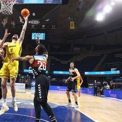 El Lenovo Tenerife arrasa para acabar líder del grupo J