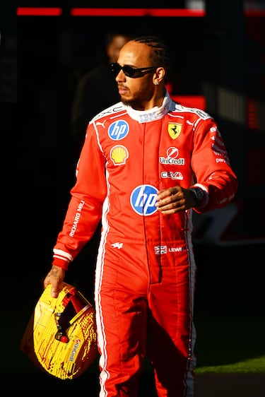 El piloto británico, Lewis Hamilton, con un casco LEGO durante las previas del Gran Premio de Australia de F1 en el Circuito Albert Park. 