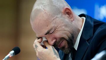 Manolo Gaspar trata de secarse las l¨¢grimas durante su rueda de prensa de despedida.