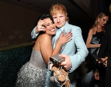 Abrazo entre Raye, cantante y compositora británica, y Ed Sheeran.