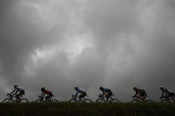 Ciclistas bajo el cielo nublado durante la 12? etapa del Tour de Francia entre Pau y Peyragudes.