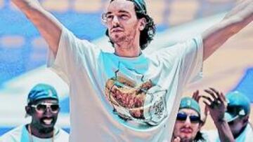<b>QUIERE MÁS. </b>El español Pau Gasol, aclamado por la afición de los Lakers, celebra el título de la NBA en el Memorial Coliseum.