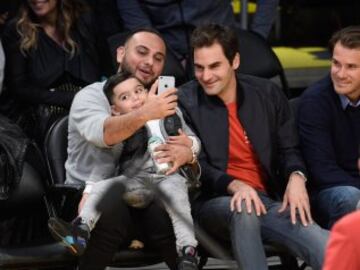 Roger Federer se fotograf赤a con unos aficionados en el Staples Center.