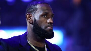 LeBron James de Los Angeles Lakers en la cancha, lesionado durante un tiempo fuera, durante un juego contra los Golden State Warriors en el Chase Center en San Francisco, California. Marzo, 2020.