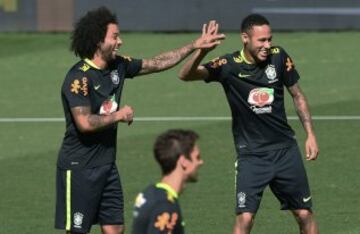 Neymar y Marcelo muy cómplices en un entrenamiento con Brasil