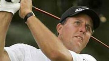 <b>PERDONÓ.</b> Phil Mickelson desperdició una opción clara de birdie en el último hoyo que habría puesto las cosas muy difíciles al co líder Davis Love III y prácticamente imposibles a Tiger Woods, que se situó en el par del campo.