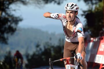 El ciclista francés Clement Champoussin, celebra la victoria de etapa. 