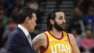 GFX16. SALT LAKE CITY (EE.UU.), 02/03/2018.- El entrenador de Utah Jazz, Quin Snyder (i), habla con Ricky Rubio hoy, viernes 2 de marzo de 2018, durante un juego de la NBA entre Utah Jazz y Minnesota Timberwolves en Energy Solutions Arena en Salt Lake City (EE.UU.). EFE/GEORGE FREY