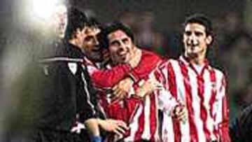 INCOMBUSTIBLE. Pese a su larguísima lesión, Alkorta sigue sobreviviendo entre los grandes. Su gol fue decisivo.