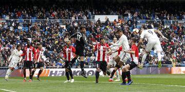 El jugador del Real Madrid Benzema marca el 2-0 de cabeza al Athletic Club. 