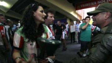 Los hinchas árabes llegaron hasta con instrumentos típicos árabes al Estadio Santa Laura.