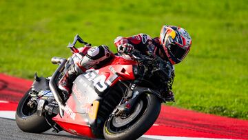 Pedro Acosta se quedó sin carenado tras el toque con Márquez y se retiró.