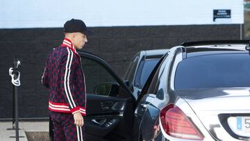 Emre Mor se dispone a subir al coche en las instalaciones del Celta en A Madroa.