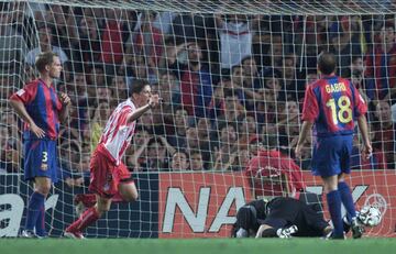 Un año después, ascendió a Primera División, donde debutó el 1 de septiembre de 2002 (en la foto), con un 2-2 en el Camp Nou, con Luis Aragonés, tan transcendente en su carrera, como entrenador, luego asumió la capitanía en el Atlético, del que fue su máximo goleador durante un lustro entero, fue el líder del equipo, sufrió la frustración... 
