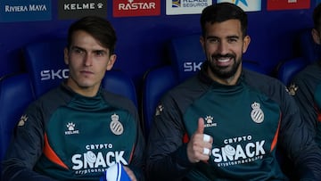 BARCELONA, 04/02/2023.- Los nuevos fichajes Espanyol, el portero Fernando Pacheco (d) y el centrocampista Denis suárez (i) durante el partido de primera división de LaLiga contra el Osasuna en el estadio Cornellà-El Prat, este sábado. EFE/ Alejandro García
