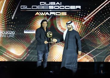 El exjugador brasileño Ronaldinho recibe  un premio a su carrera durante los Globe Soccer Awards 2021