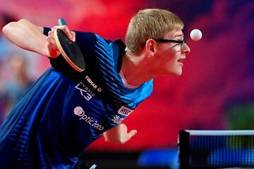 El franc¨¦s Felix Lebrun parece controlar la bola con la mente, y hacerla levitar en el aire, durante el partido contra su compatriota Alexis Lebrun, en la final individual del Campeonato de Francia de tenis de mesa masculino. El fot¨®grafo jug¨® con la perspectiva cuando se dispon¨ªa a servir en el estadio FDI de Montpellier, al sur de Francia.