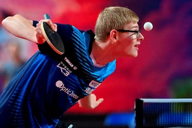 El francés Felix Lebrun parece controlar la bola con la mente, y hacerla levitar en el aire, durante el partido contra su compatriota Alexis Lebrun, en la final individual del Campeonato de Francia de tenis de mesa masculino. El fotógrafo jugó con la perspectiva cuando se disponía a servir en el estadio FDI de Montpellier, al sur de Francia. 