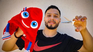 Abdel Kharbpuch, peluquero de la Selección olímpica de fútbol, posa para AS.