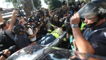 Policía, militares y manifestantes, durante uno de los momentos más violentos de la protesta.