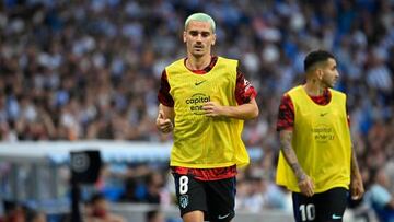 Griezmann, calentando junto a Correa antes de entrar en el Real Sociedad-Atlético.