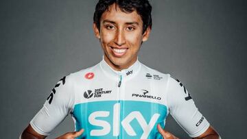 El ciclista colombiano Egan Bernal, que debutará en el UCI World Tour en el Tour Down Under, se señala el maillot blanco del equipo Sky.