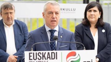 GRAFCAV6901. VITORIA (ESPAÑA), 02/07/2020.- El lehendakari y candidato a la reelección por el PNV, Iñigo Urkullu (d), y la también candidata alavesa Jone Berriozabal (d), participan en un acto electoral centrado en la infancia y juventud. EFE/Adrián Ruiz de Hierro.