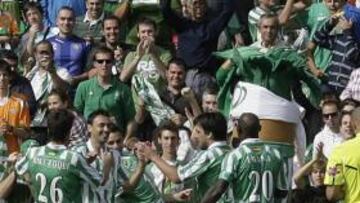 <b>FIESTA EN HELIÓPOLIS. </b>Los jugadores del Betis celebran el tanto marcado por el canterano Beñat tras el descanso.