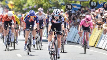 Ally Wollaston cruzando la línea de meta.