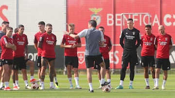 Roger Schmidt da instrucciones a sus jugadores durante un entrenamiento.