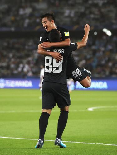 ABU DHABI, UNITED ARAB EMIRATES - DECEMBER 16:  Roberto De Le Rosa of CF Pachuca celebrates after scoring his sides third goal with Erick Sanchez of CF Pachuca during the FIFA Club World Cup UAE 2017 third place play off match between Al Jazira and CF Pac