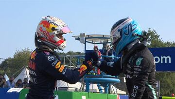 Bottas y Verstappen se saludan tras la carrera al sprint en Monza