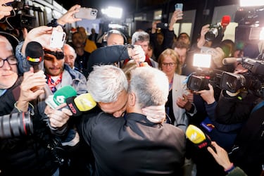 Joan Laporta, reeligido presidente del FC Barcelona hasta el 2031. En la imagen, saludando a Víctor Font.