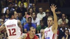 Carlos Rivera, defendido por Damir Markota y Bojan Bogdanovic.