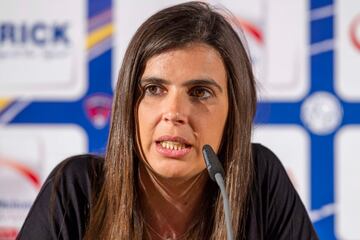 En 2014 se produjo un hecho hist車rico en Francia. Por primera vez en la historia, una mujer se pon赤a al frente de un equipo masculino. Fue Helena Costa que fich車 por el Clermont Foot, de Segunda Divisi車n. Antes de esto, ya form車 parte de las categor赤as inferiores del Benfica y seleccionadora femenina de Qatar. Si bien es cierto, Helena Costa renunci車 a su cargo un tiempo despu谷s, ya que el equipo fich車 a varios jugadores sin su consentimiento.