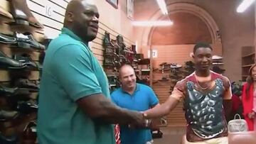 Shaquille O'Neal regala 10 pares de zapatillas a un niño que calza una talla 51.