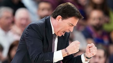 El técnico del FC Barcelona Xavi Pascual celebra la victoria de su equipo a la finalización del partido de 'play in' de la Euroliga de baloncesto que han disputado este martes el Barça y el Estrella Roja en el palau balugrana, en Barcelona.