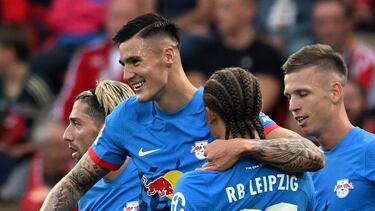 Berlin (Germany), 14/05/2023.- Leipzig's Benjamin Sesko (L2) celebrates with teammate Daniel Olmo (R) and Xavi Simons (R2) after scoring the 0-3 during the German Bundesliga soccer match between Union Berlin and RB Leipzig in Berlin, Germany, 03 September 2023. (Alemania) EFE/EPA/FIlip SInger CONDITIONS - ATTENTION: The DFL regulations prohibit any use of photographs as image sequences and/or quasi-video.