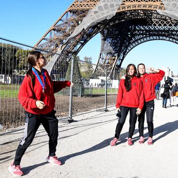 Las subcampeonas del Mundial Femenino Sub 17 de la India pasaron por la Torre Eiffel en París antes de su regreso a Colombia.