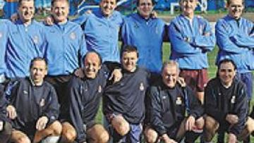 <b>RIVALES Y AMIGOS. </b>Lotina y el equipo de los calvos luce sudadera azul oscura, mientras el conjunto de los menos calvos lleva chaqueta de chándal azul celeste.