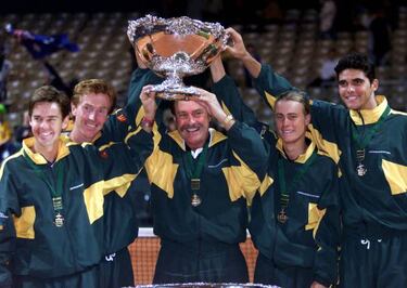 John Newcombe: el bigote más famoso del tenis, el gran sacador