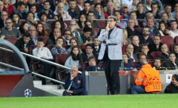 Tata Martino atento en la banda.