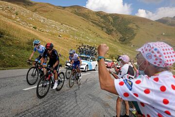 El corredor Daniel Martin, Richard Carapaz y Julian Alaphilippe de Francia en el paso de Madeleine