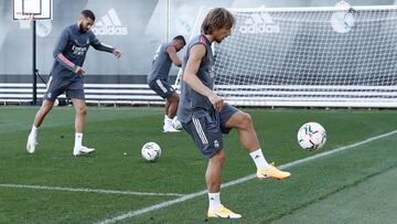Luka Modric tocando el bal&oacute;n durante el entrenamiento.