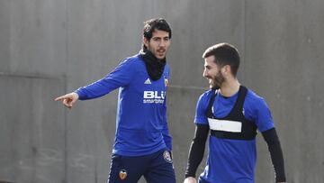 GAY&Agrave; Y PAREJO EN UN ENTRENAMIENTO DEL VALENCIA
 
 
 
 