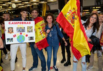 La selección española Sub-17 y el cuerpo técnico recibidos entre gritos de "campeonas, campeonas".