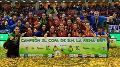 Las jugadoras del Balonmano Bera Bera celebran su victoria en la Copa de la Reina de Balonmano de 2019.